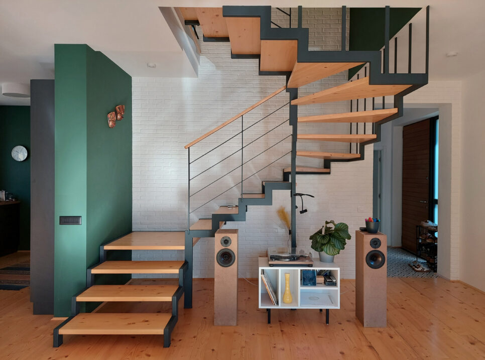 Метална стълба с дървени стъпала
